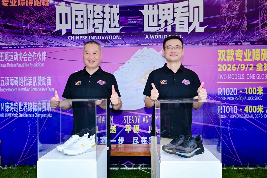 图片包含 草, 人, 站, 男人 描述已自动生成