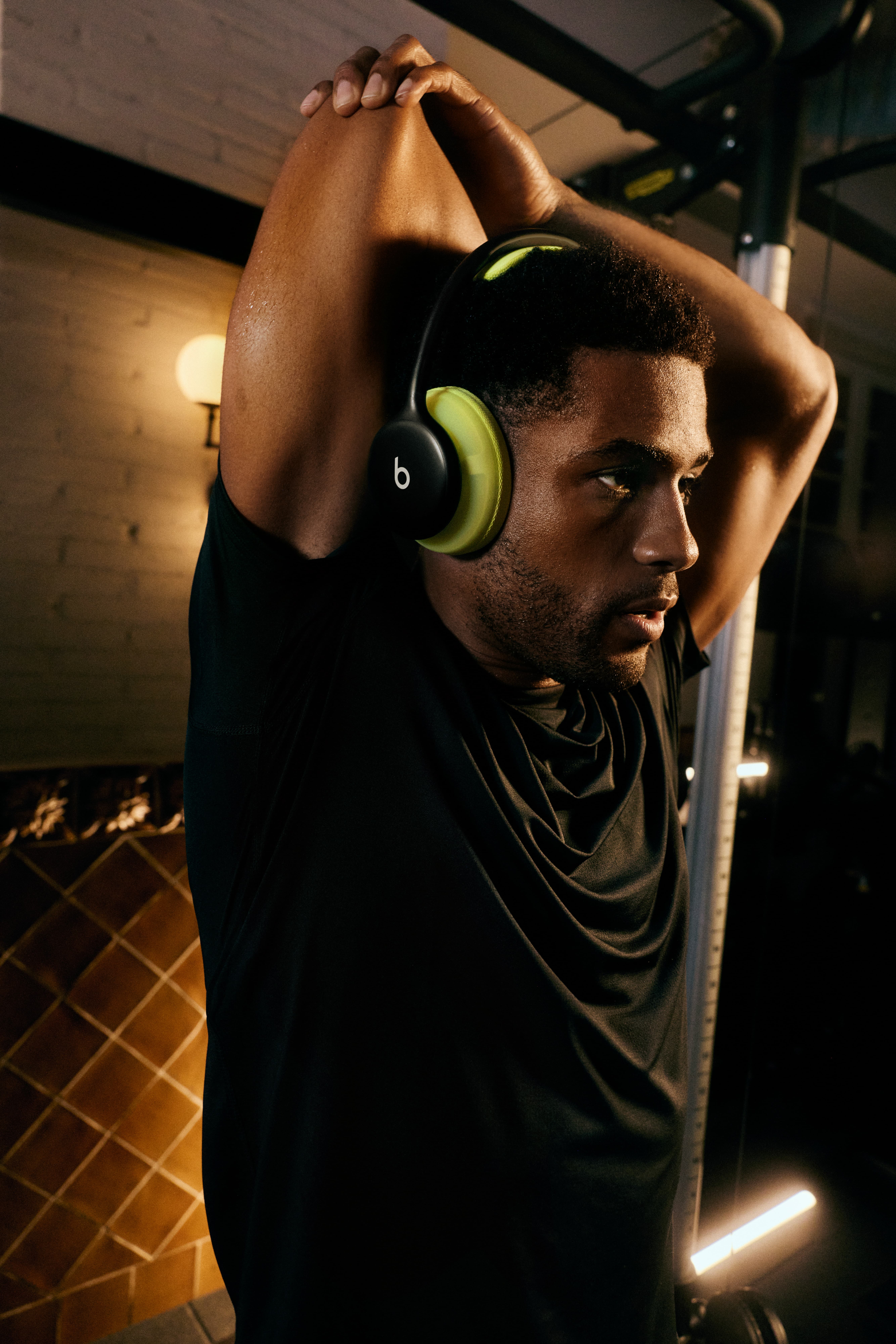 Beats 360 Lifestyle 3 - Black_Volt.jpg